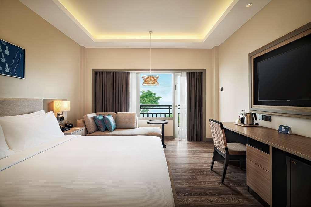 Отель Doubletree By Hilton Damai Laut Лумут Номер фото