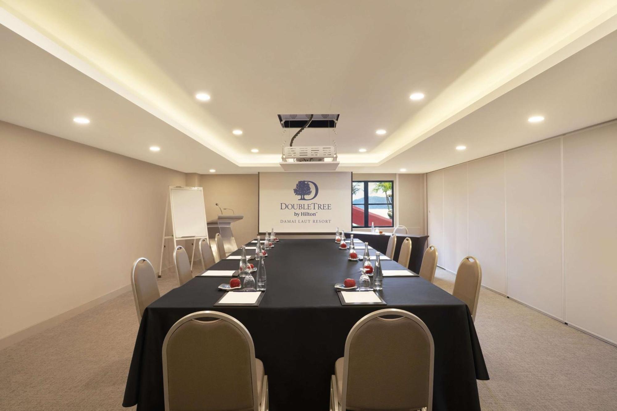 Отель Doubletree By Hilton Damai Laut Лумут Экстерьер фото