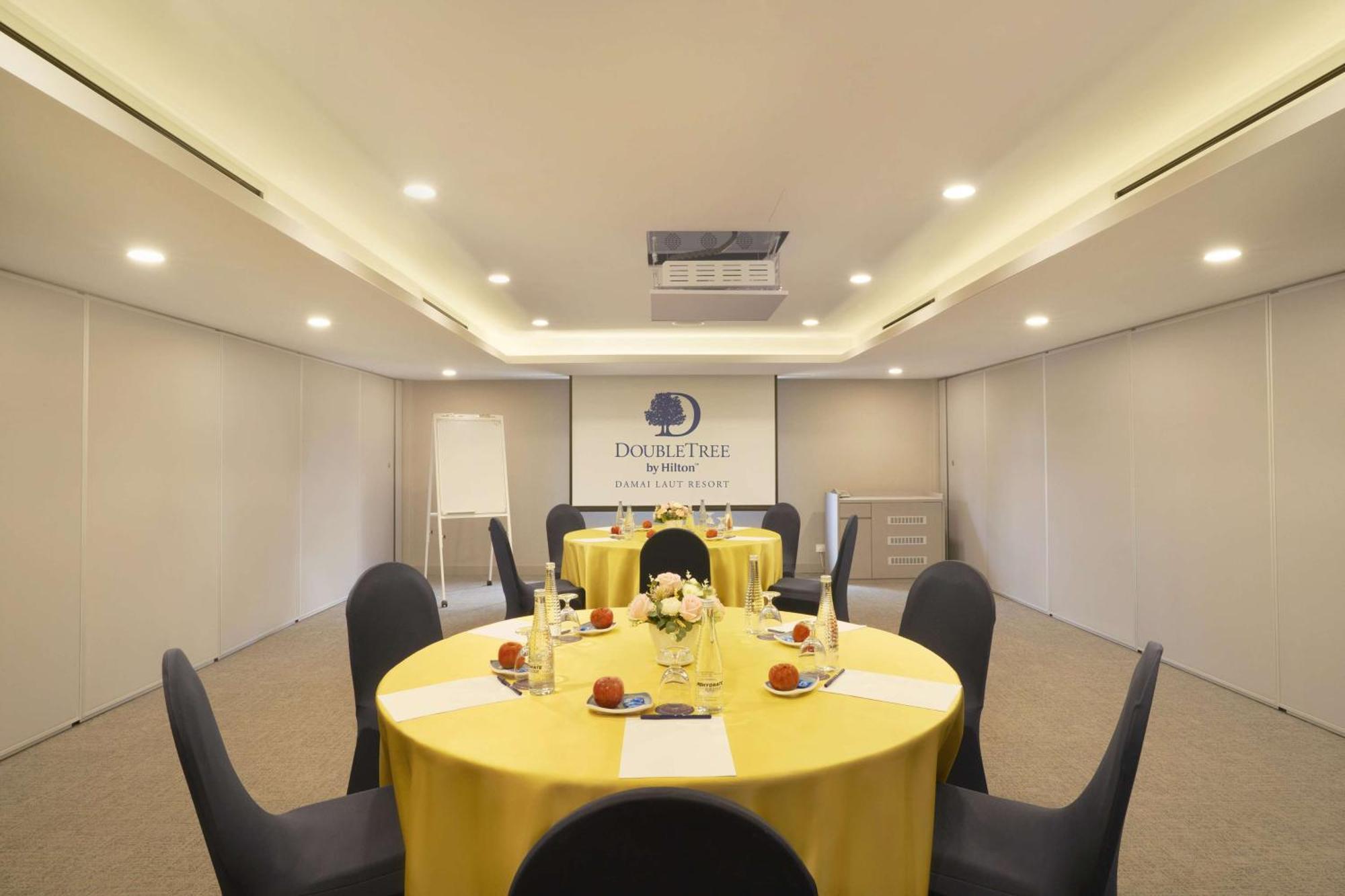 Отель Doubletree By Hilton Damai Laut Лумут Экстерьер фото