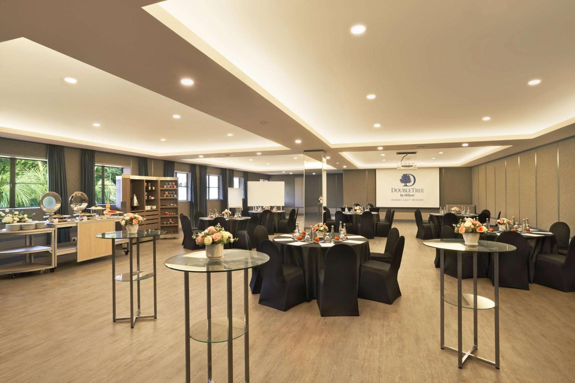 Отель Doubletree By Hilton Damai Laut Лумут Экстерьер фото