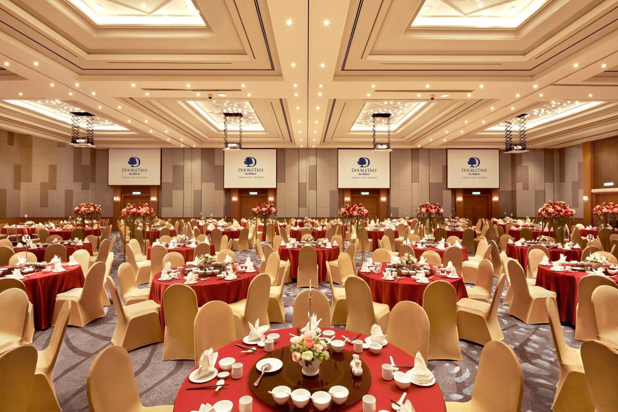 Отель Doubletree By Hilton Damai Laut Лумут Экстерьер фото