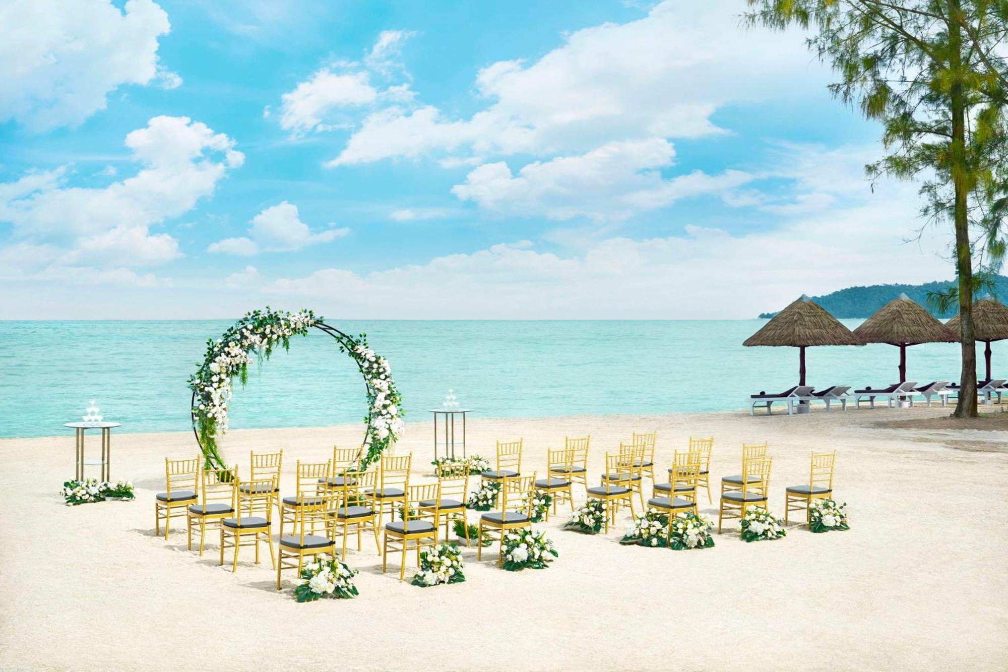 Отель Doubletree By Hilton Damai Laut Лумут Экстерьер фото