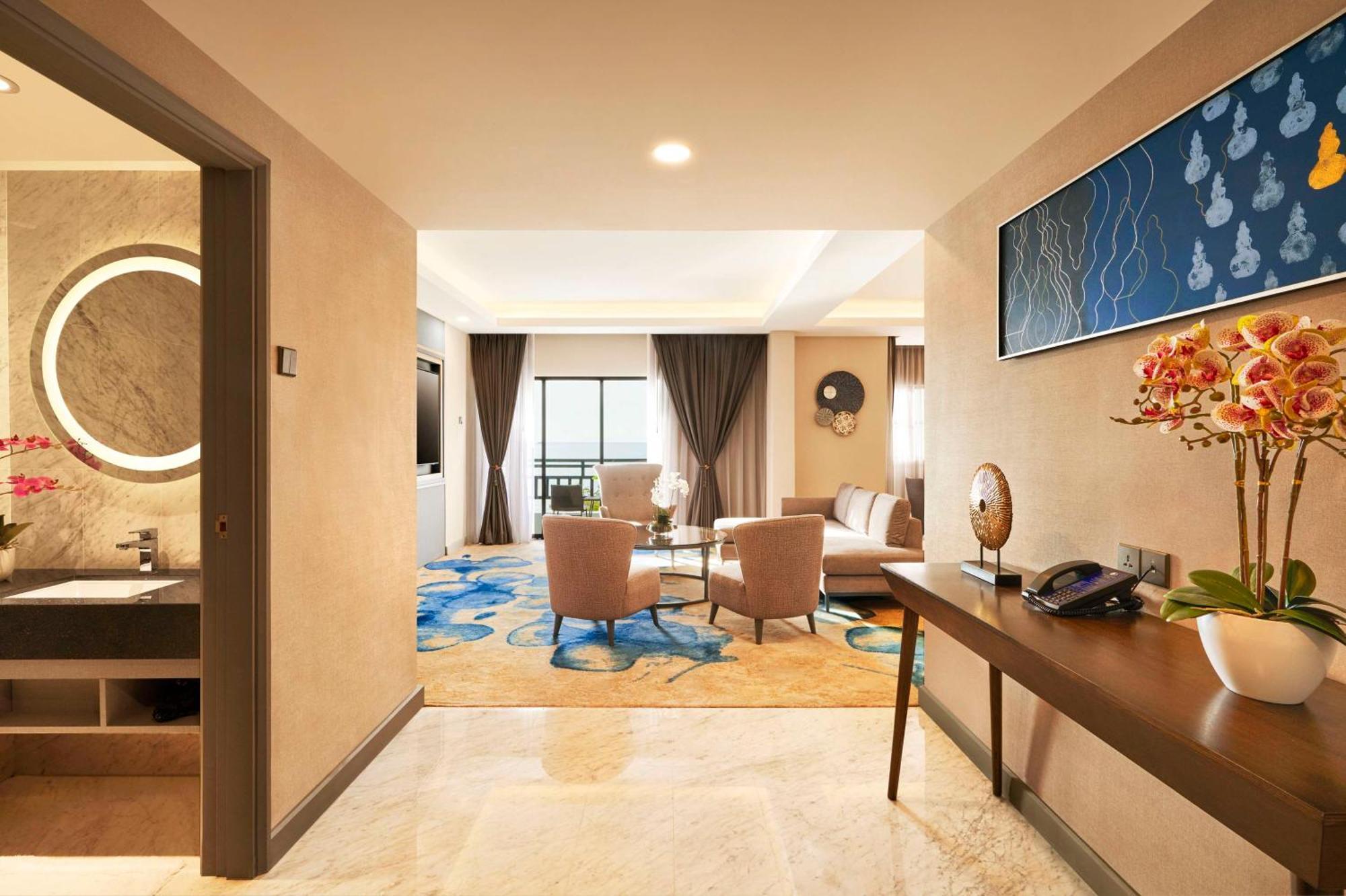 Отель Doubletree By Hilton Damai Laut Лумут Экстерьер фото