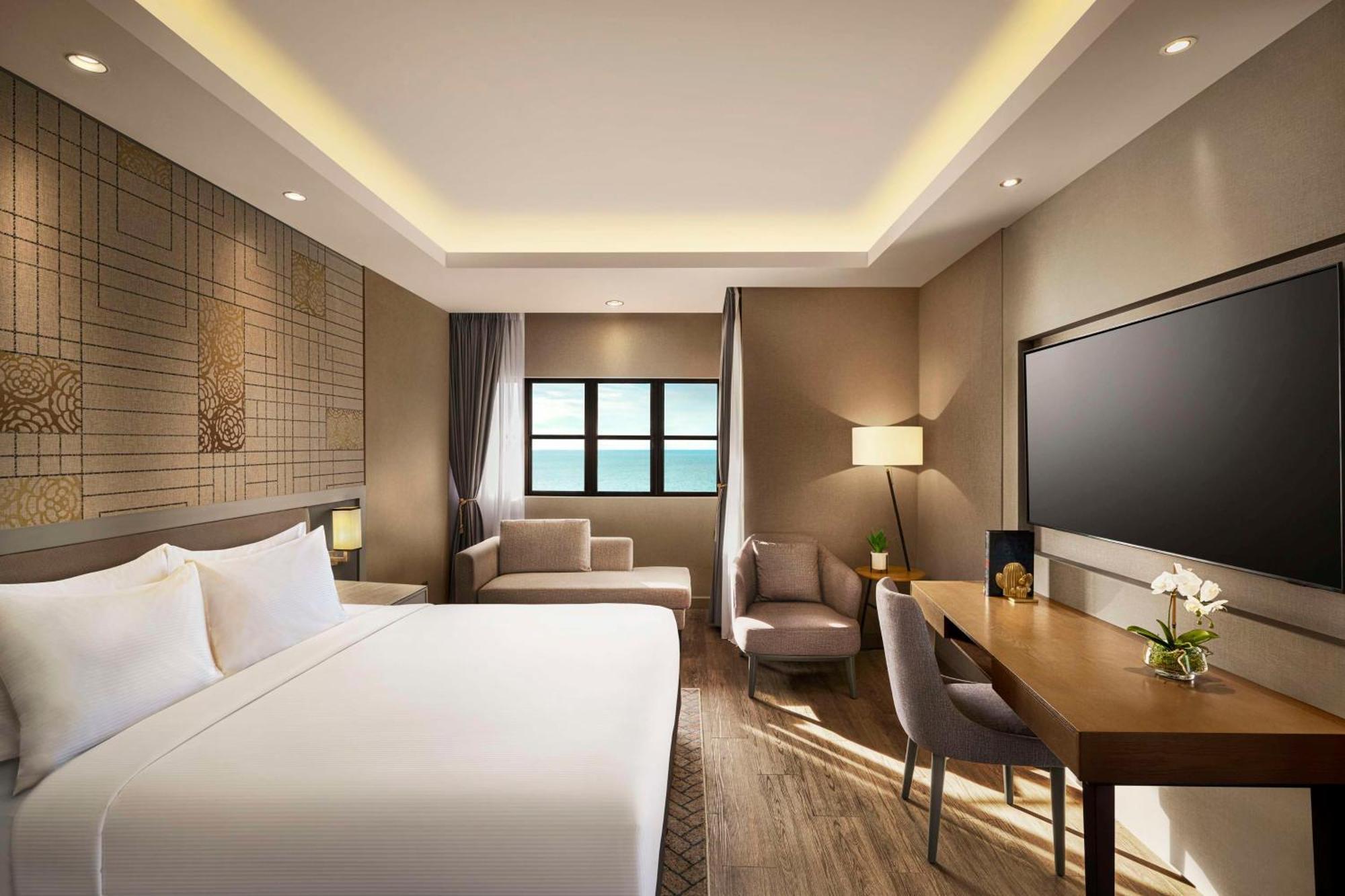 Отель Doubletree By Hilton Damai Laut Лумут Экстерьер фото