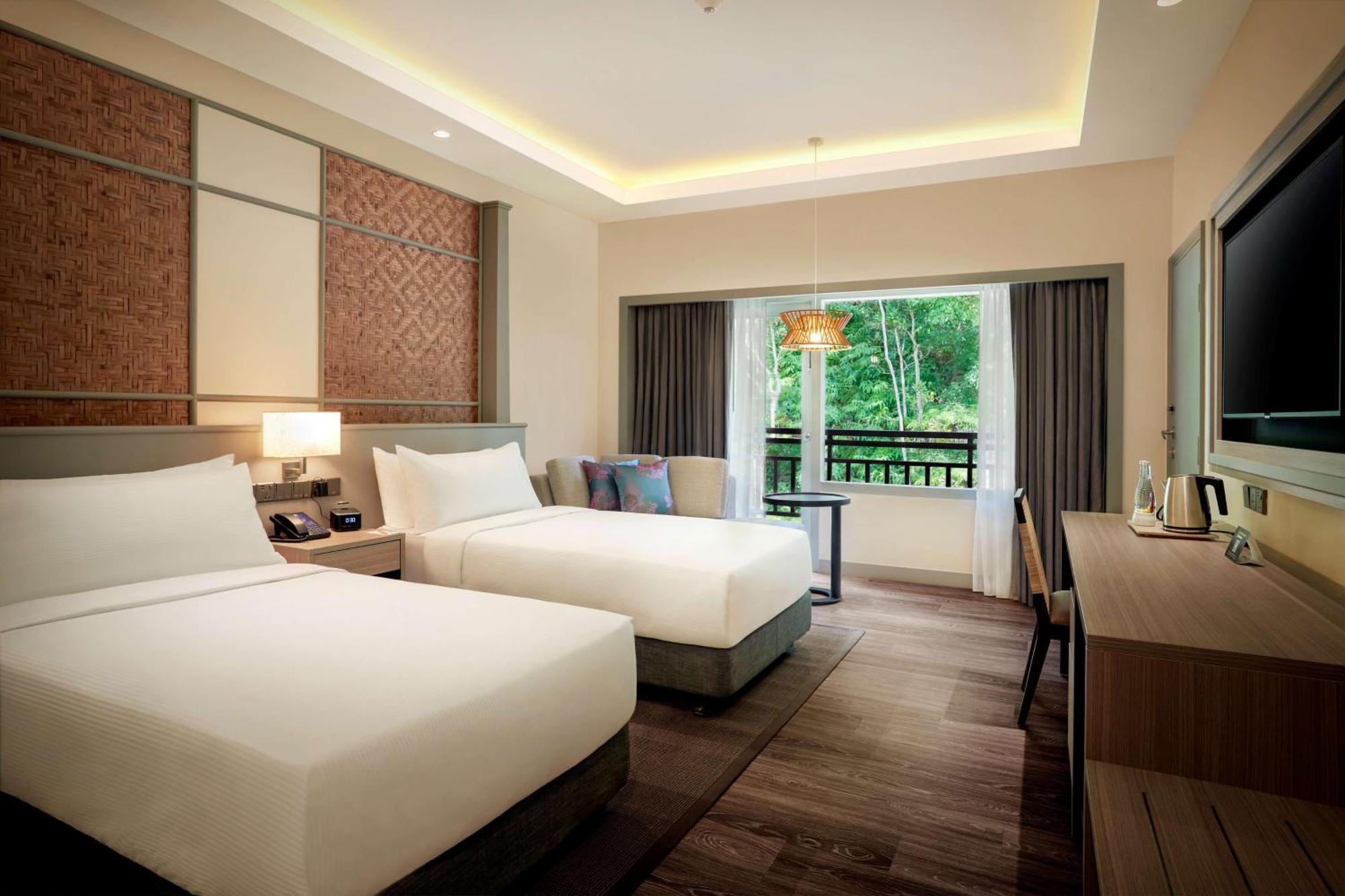 Отель Doubletree By Hilton Damai Laut Лумут Экстерьер фото