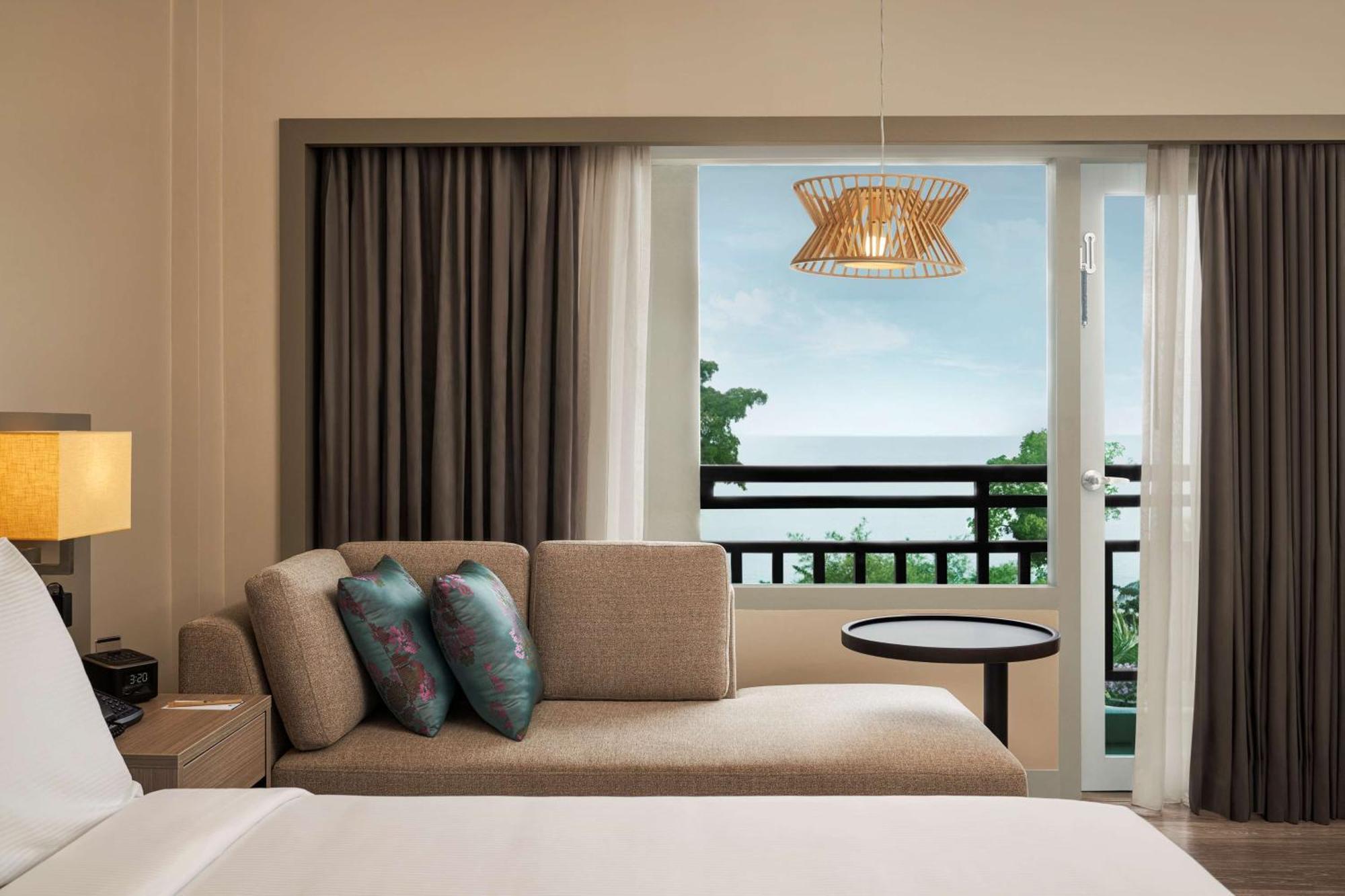 Отель Doubletree By Hilton Damai Laut Лумут Экстерьер фото