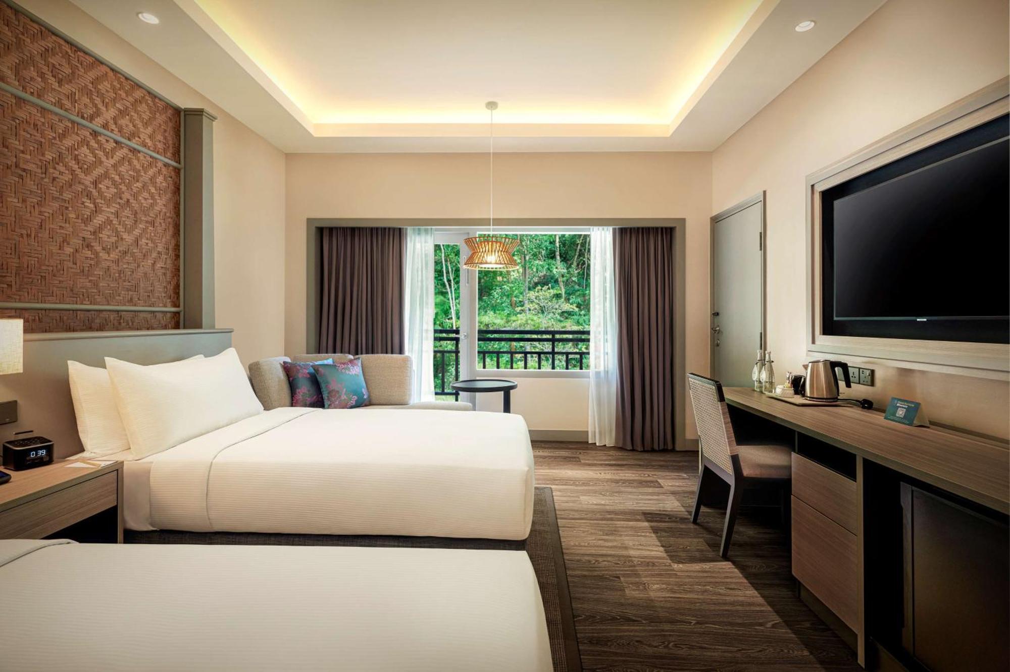 Отель Doubletree By Hilton Damai Laut Лумут Экстерьер фото