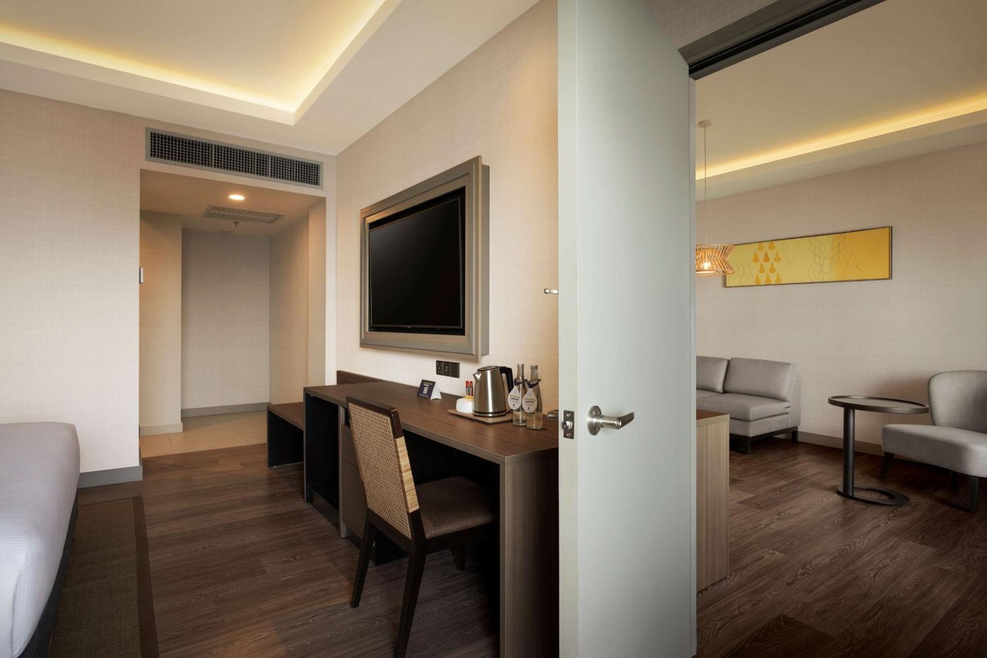 Отель Doubletree By Hilton Damai Laut Лумут Экстерьер фото