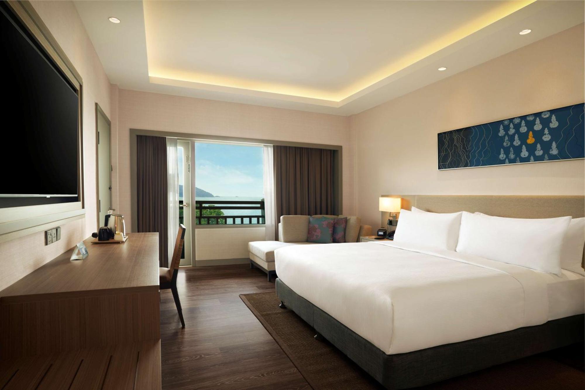 Отель Doubletree By Hilton Damai Laut Лумут Экстерьер фото