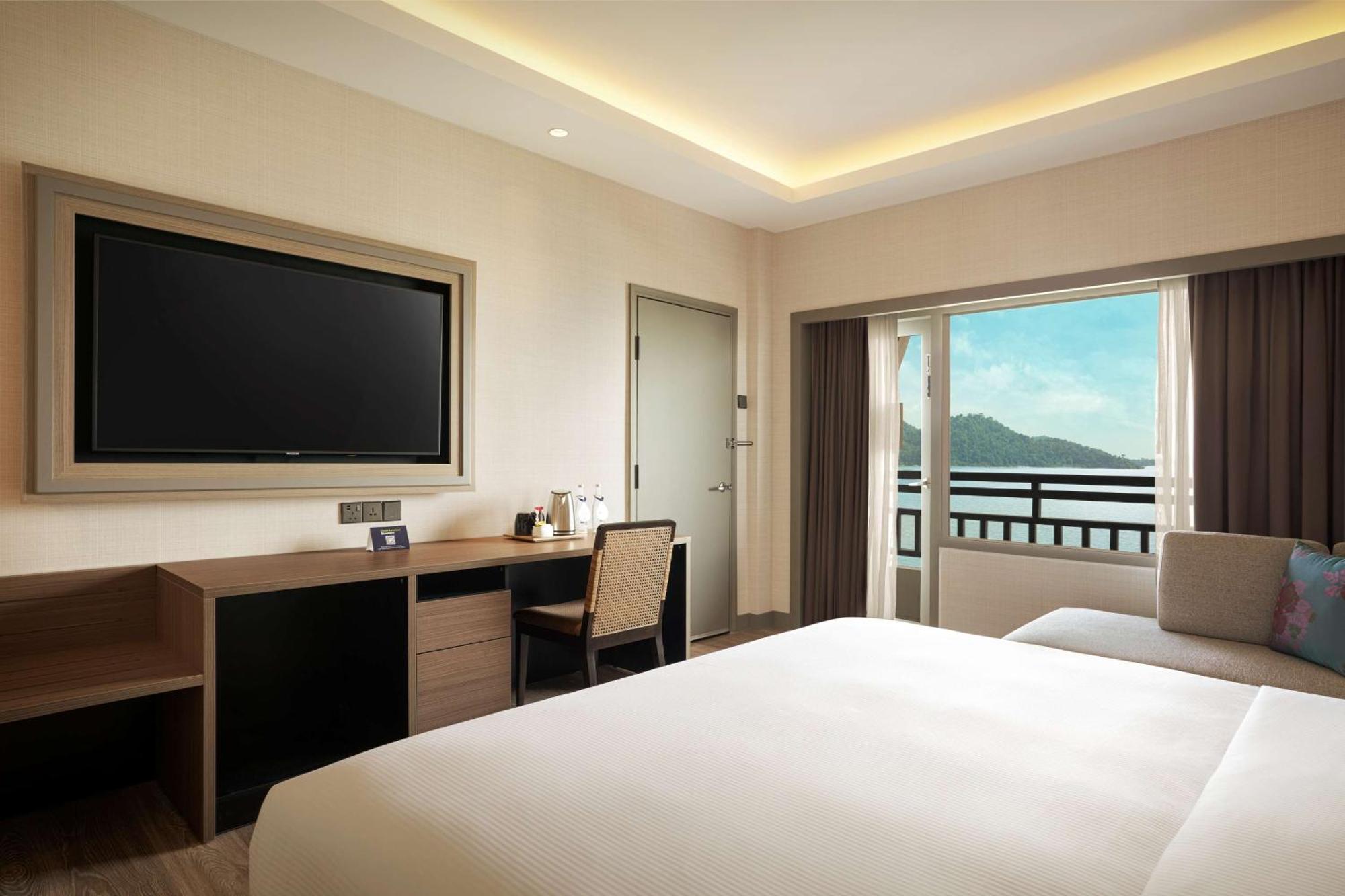 Отель Doubletree By Hilton Damai Laut Лумут Экстерьер фото