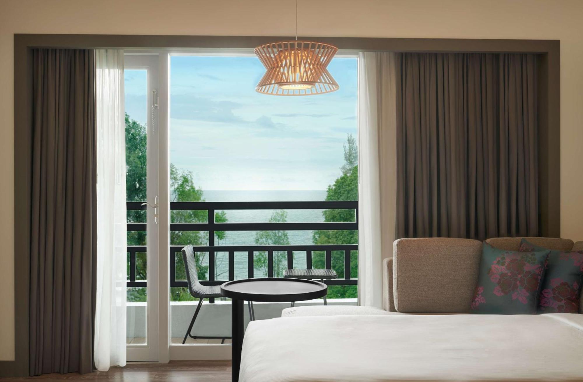 Отель Doubletree By Hilton Damai Laut Лумут Экстерьер фото