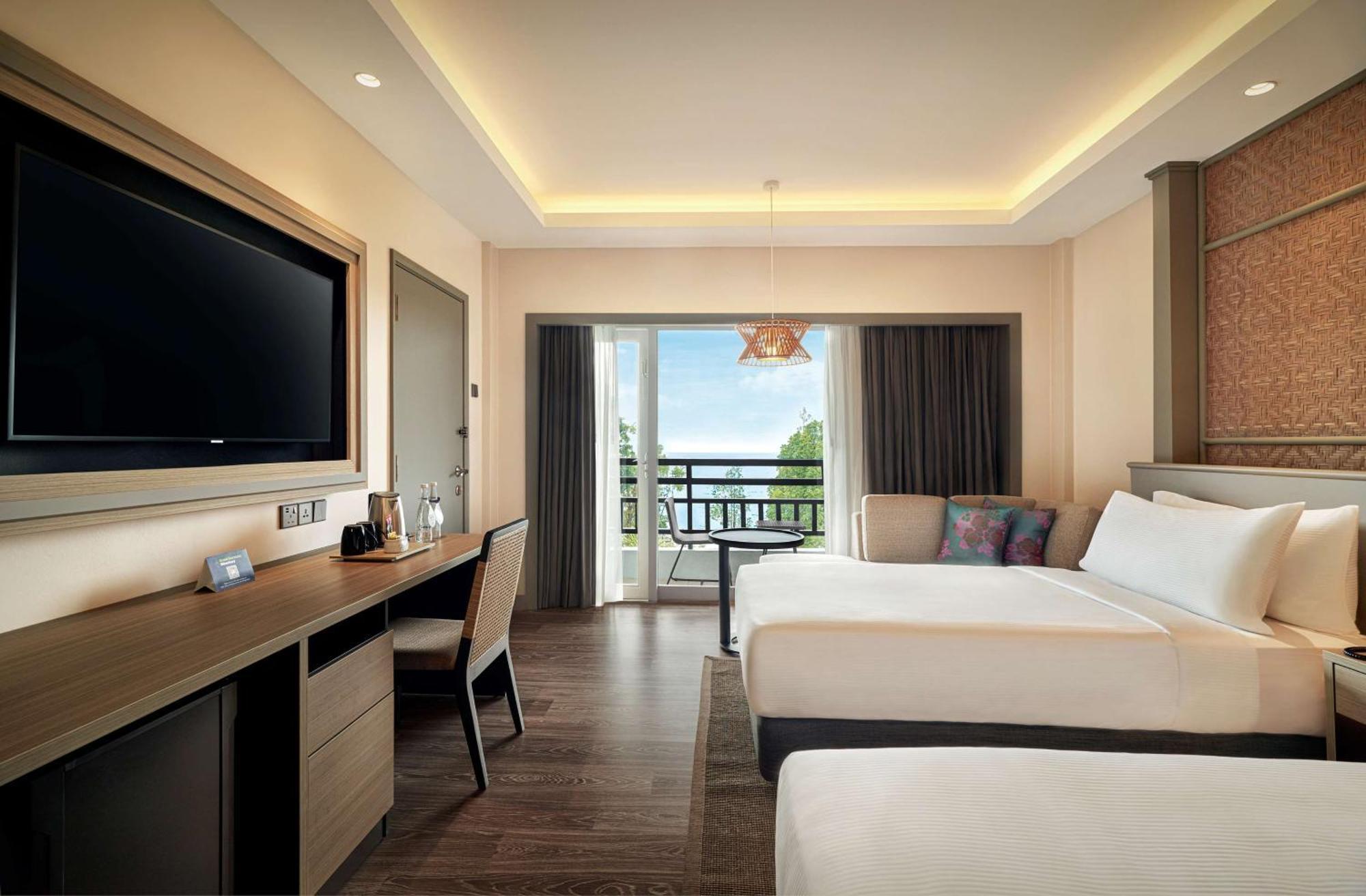Отель Doubletree By Hilton Damai Laut Лумут Экстерьер фото