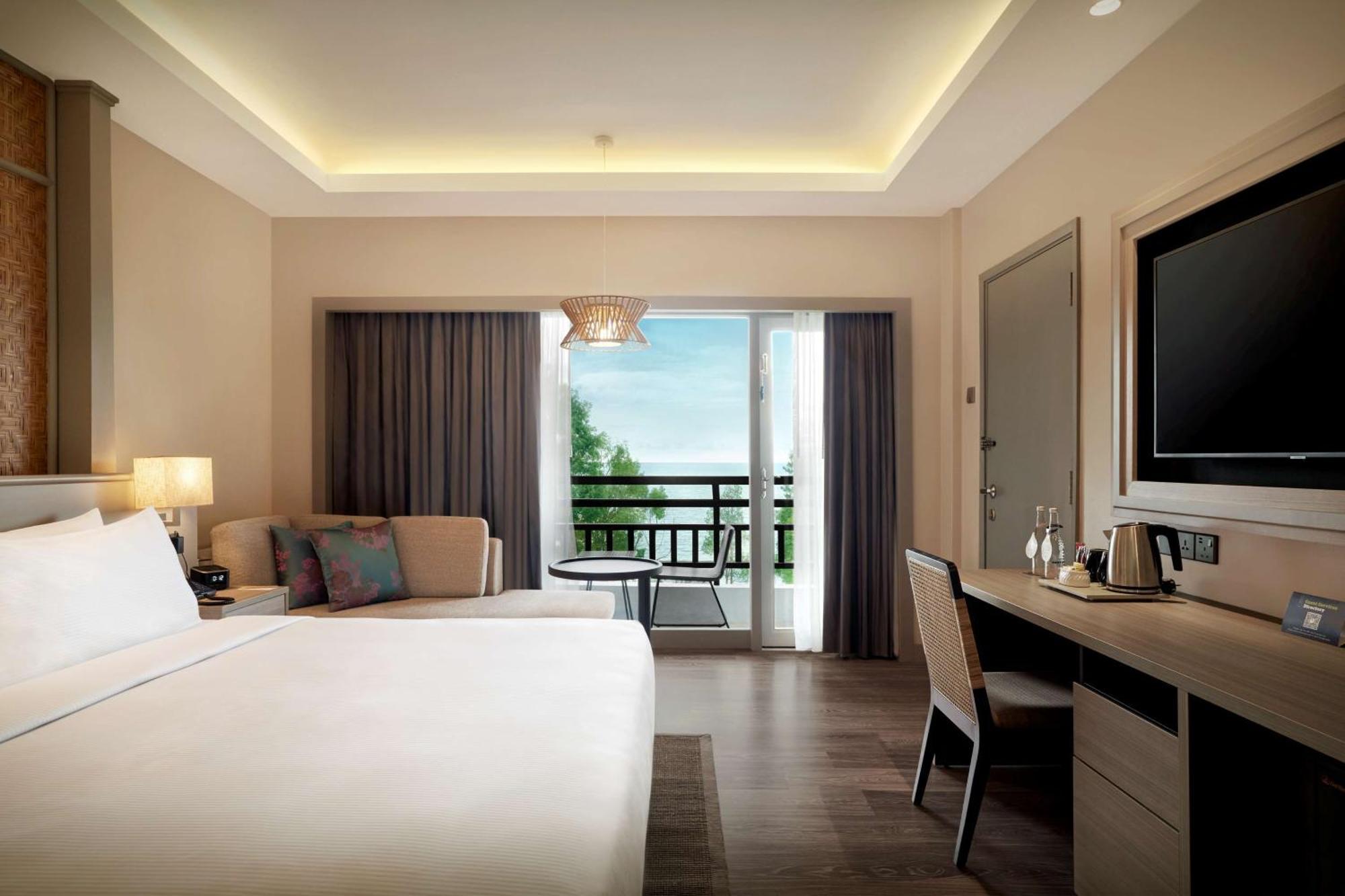 Отель Doubletree By Hilton Damai Laut Лумут Экстерьер фото