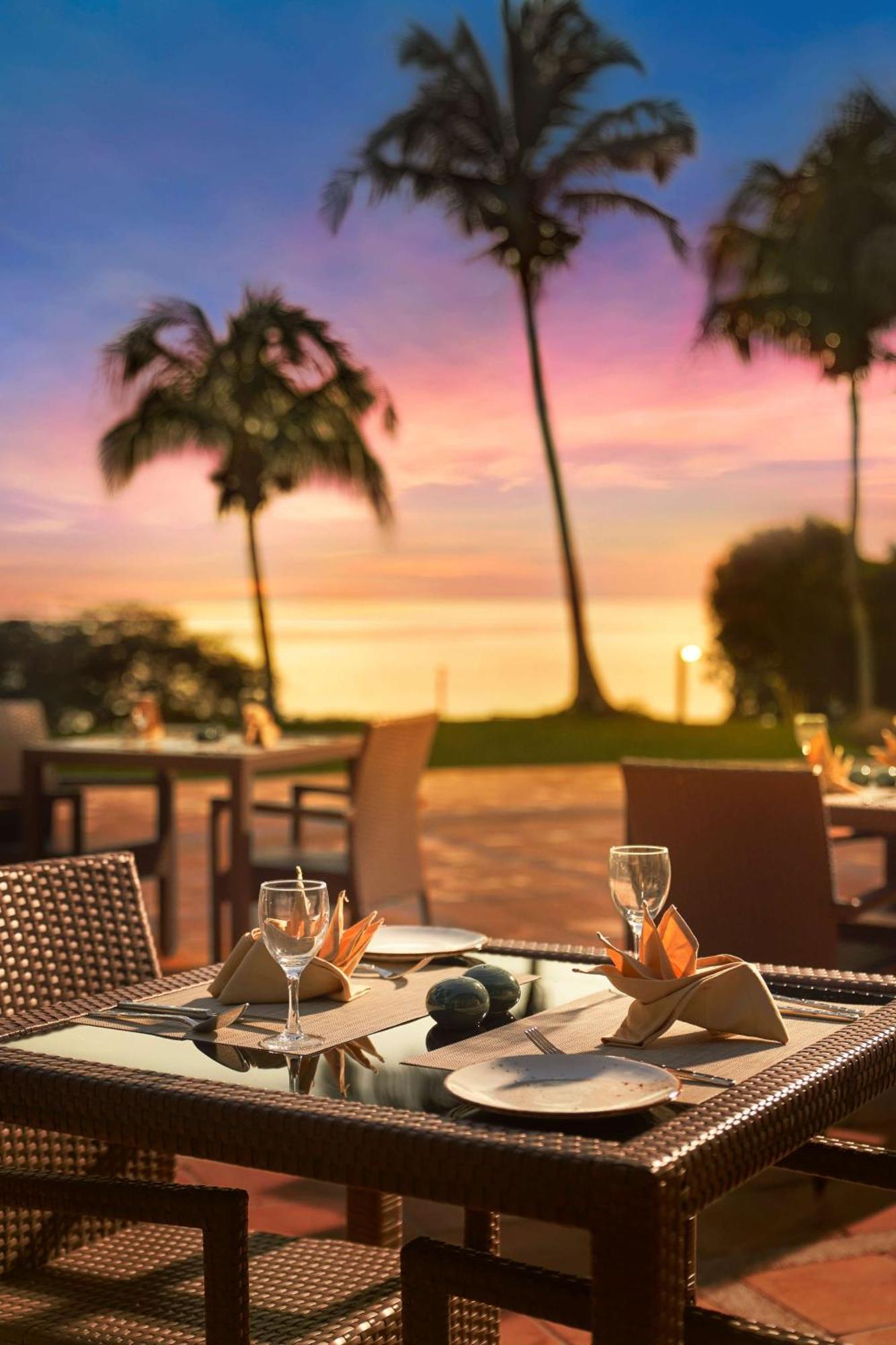 Отель Doubletree By Hilton Damai Laut Лумут Экстерьер фото
