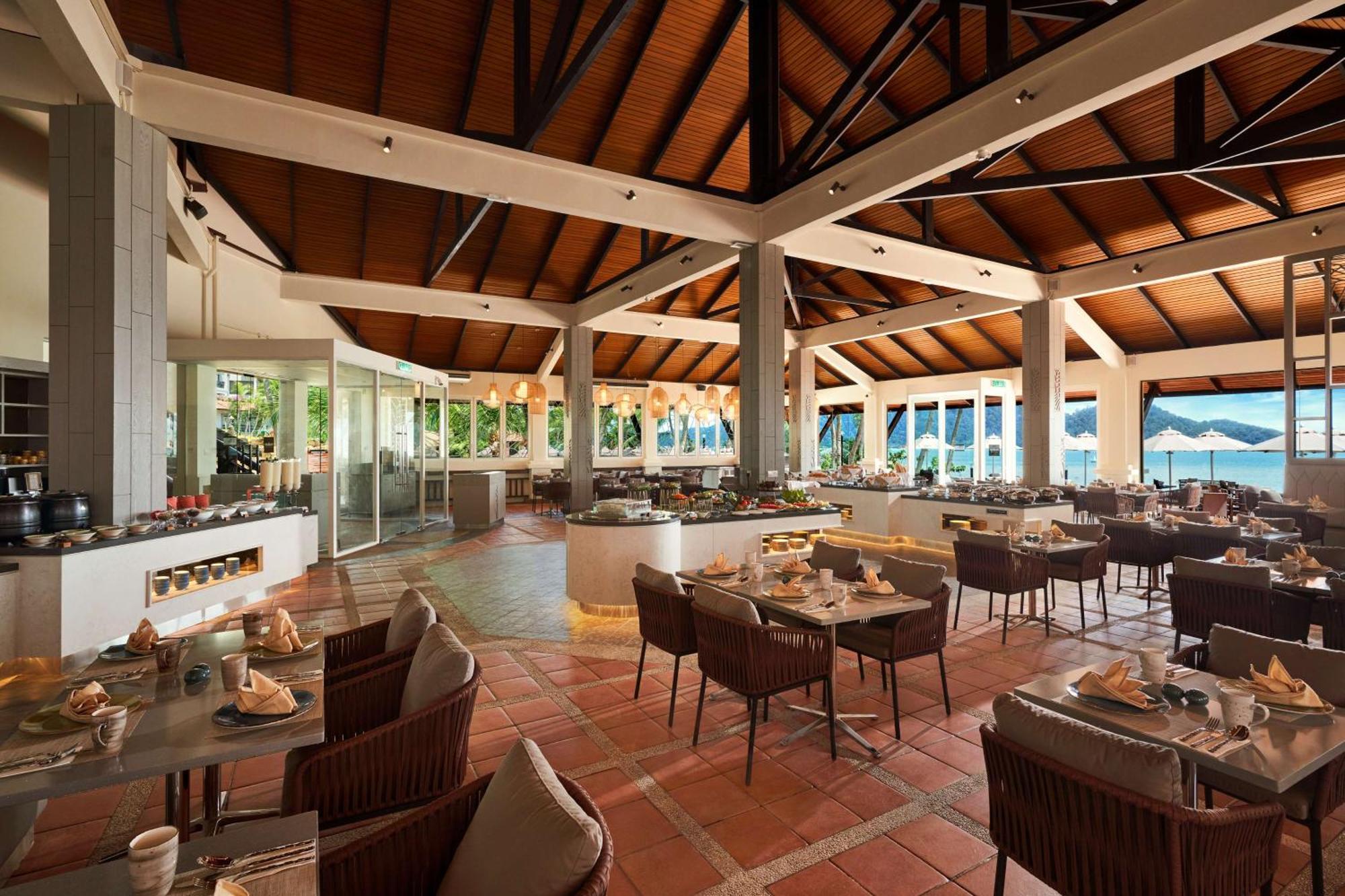 Отель Doubletree By Hilton Damai Laut Лумут Экстерьер фото