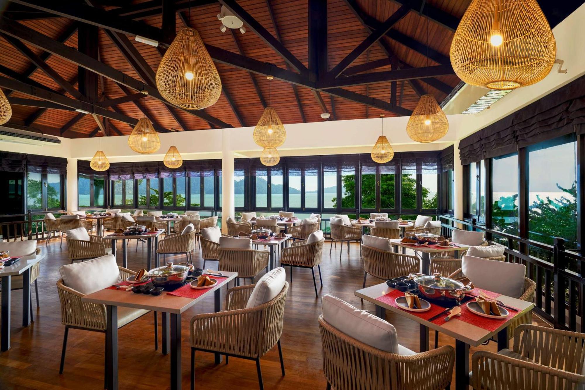 Отель Doubletree By Hilton Damai Laut Лумут Экстерьер фото