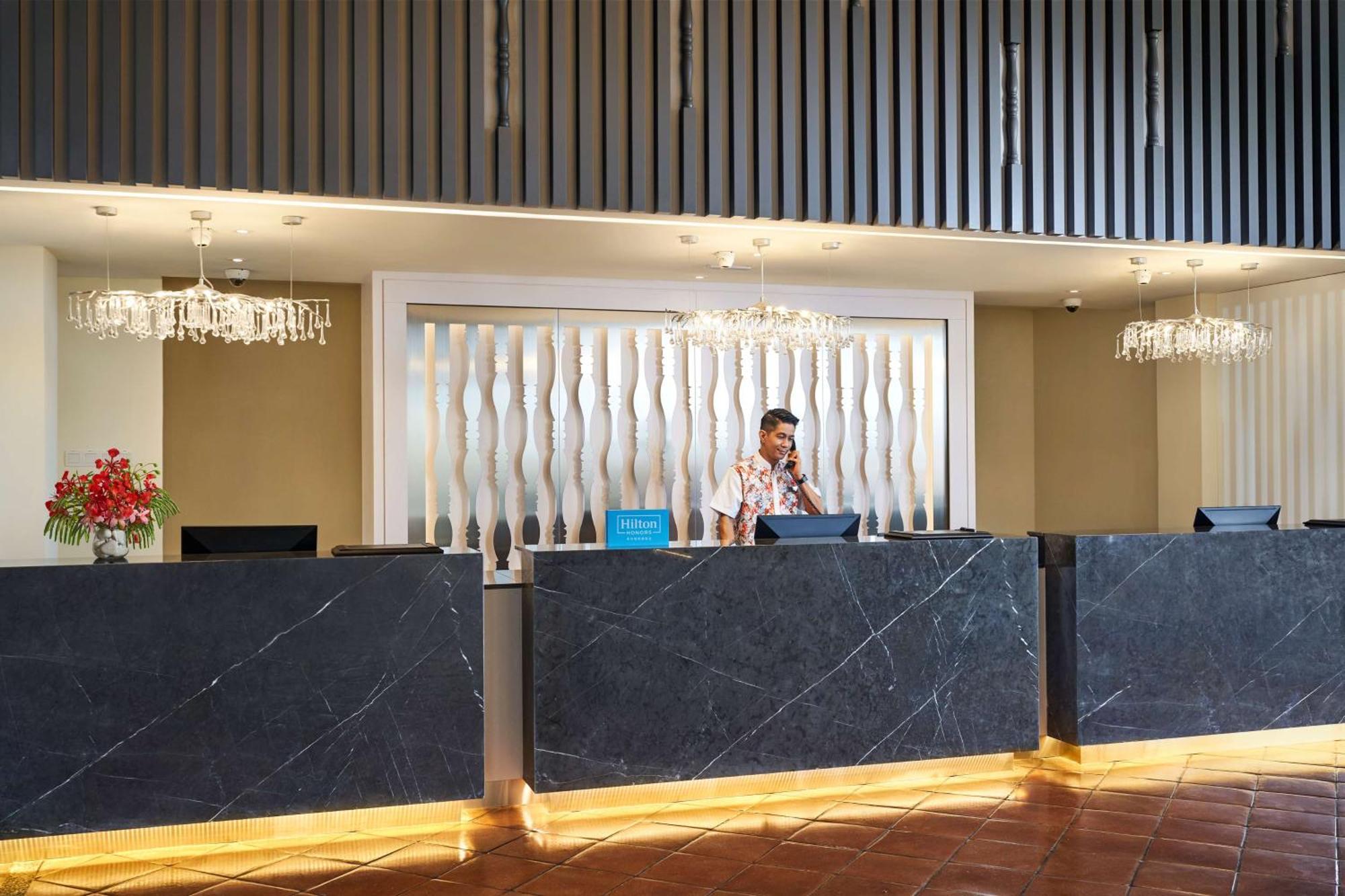 Отель Doubletree By Hilton Damai Laut Лумут Экстерьер фото