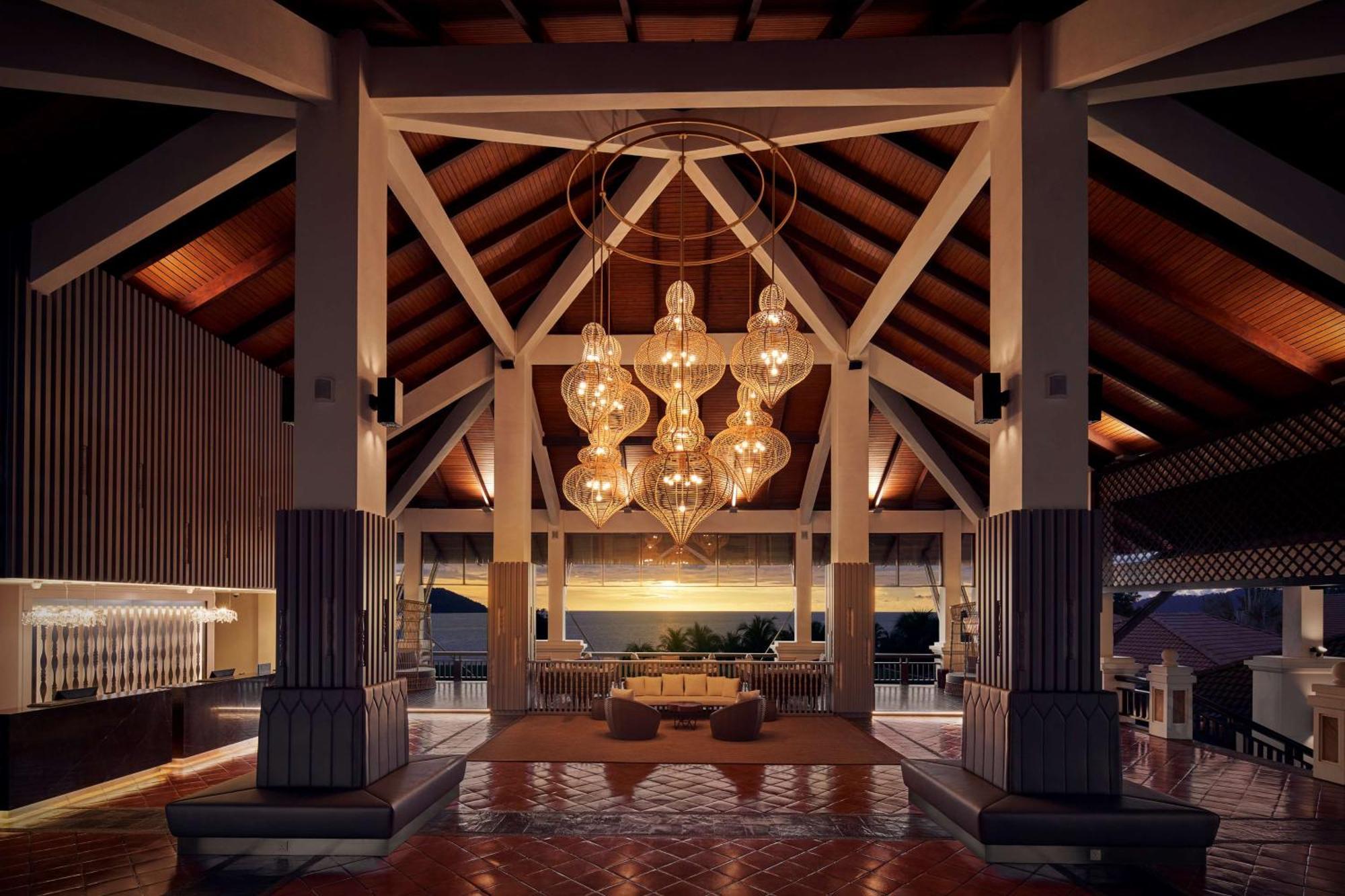 Отель Doubletree By Hilton Damai Laut Лумут Экстерьер фото