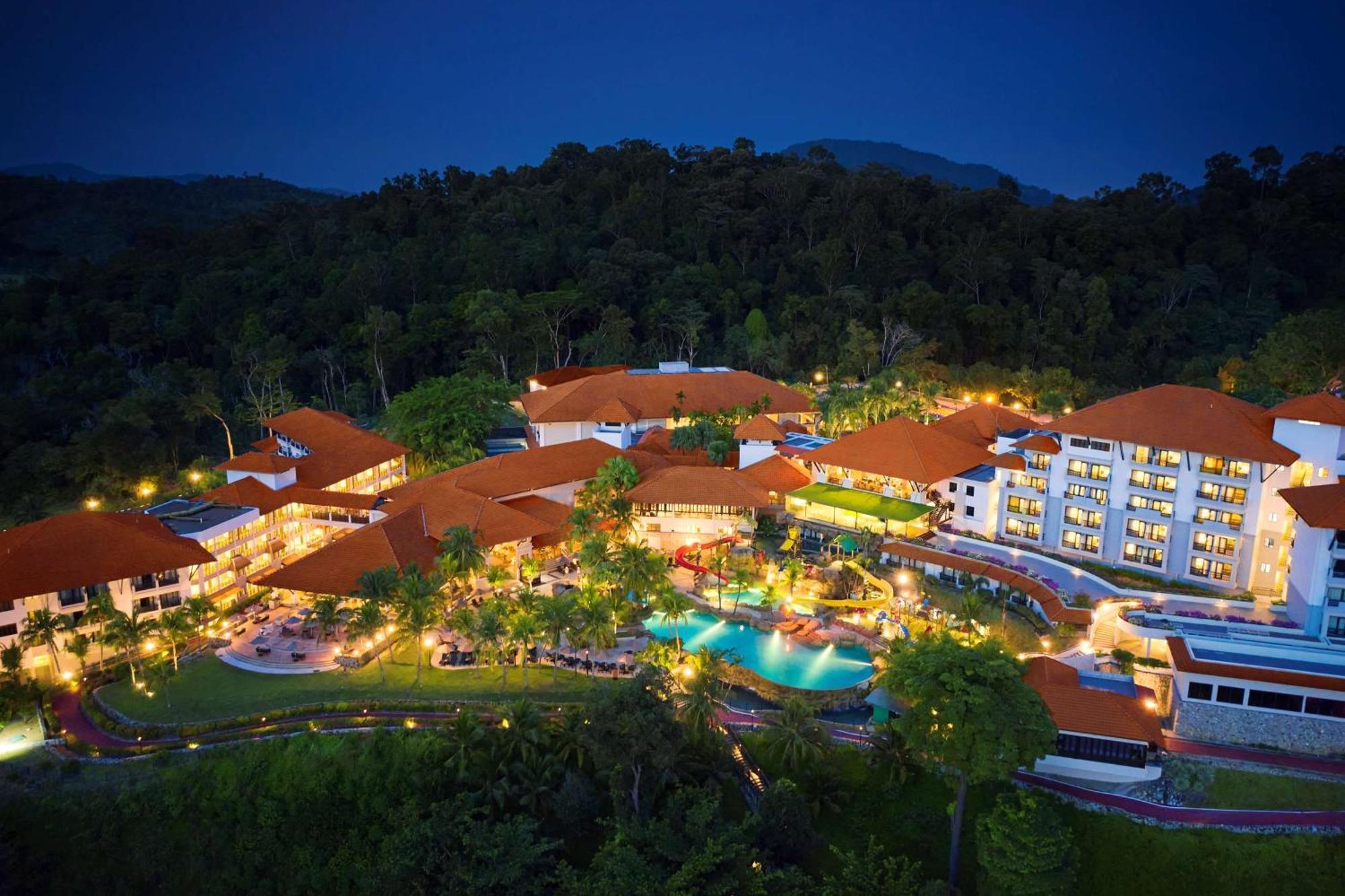 Отель Doubletree By Hilton Damai Laut Лумут Экстерьер фото