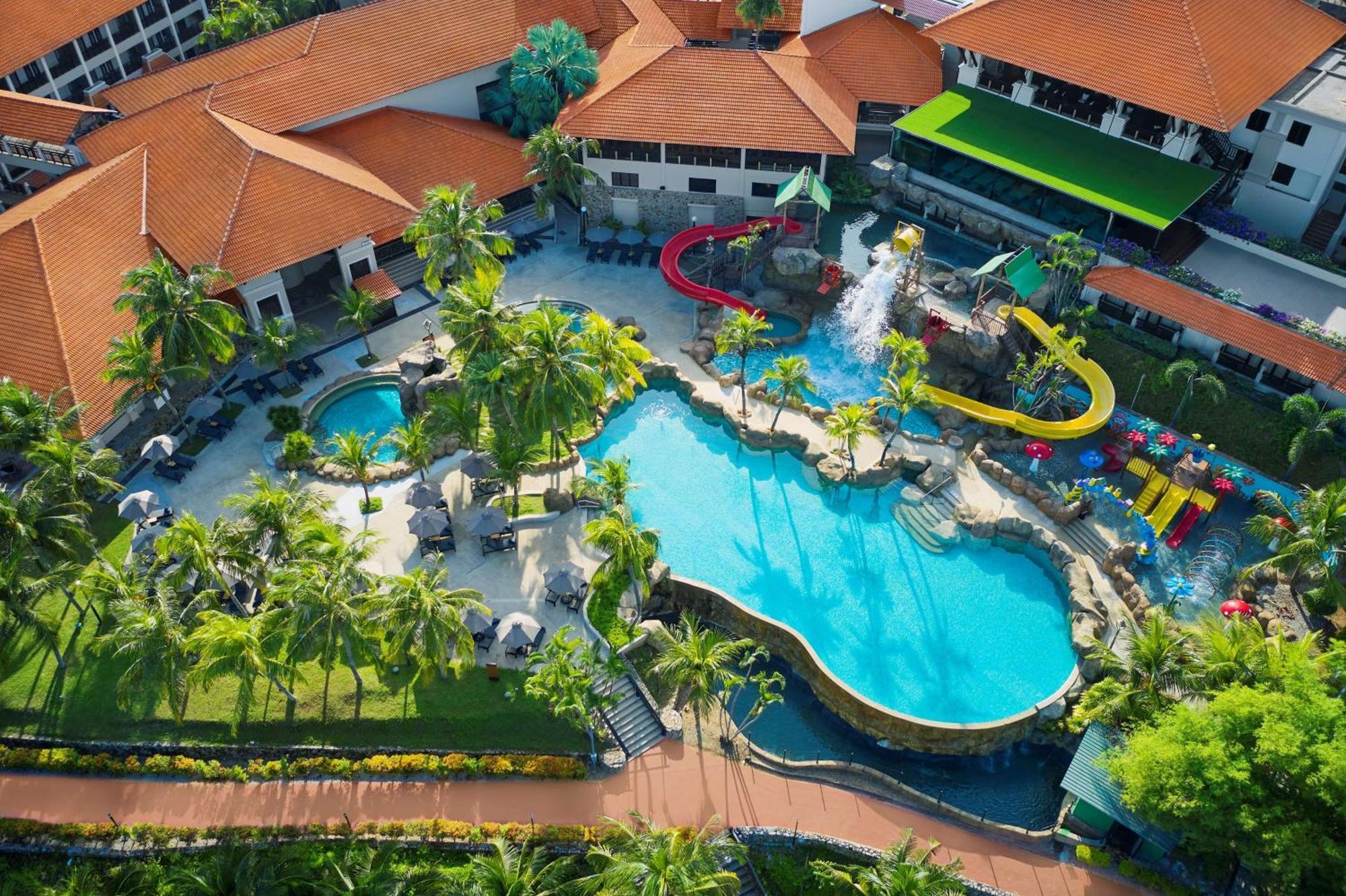 Отель Doubletree By Hilton Damai Laut Лумут Экстерьер фото