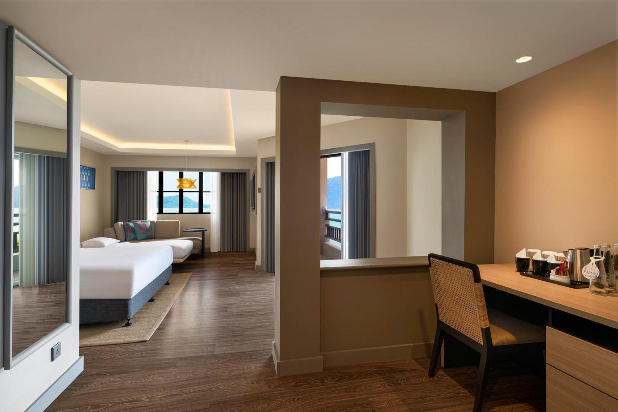 Отель Doubletree By Hilton Damai Laut Лумут Экстерьер фото