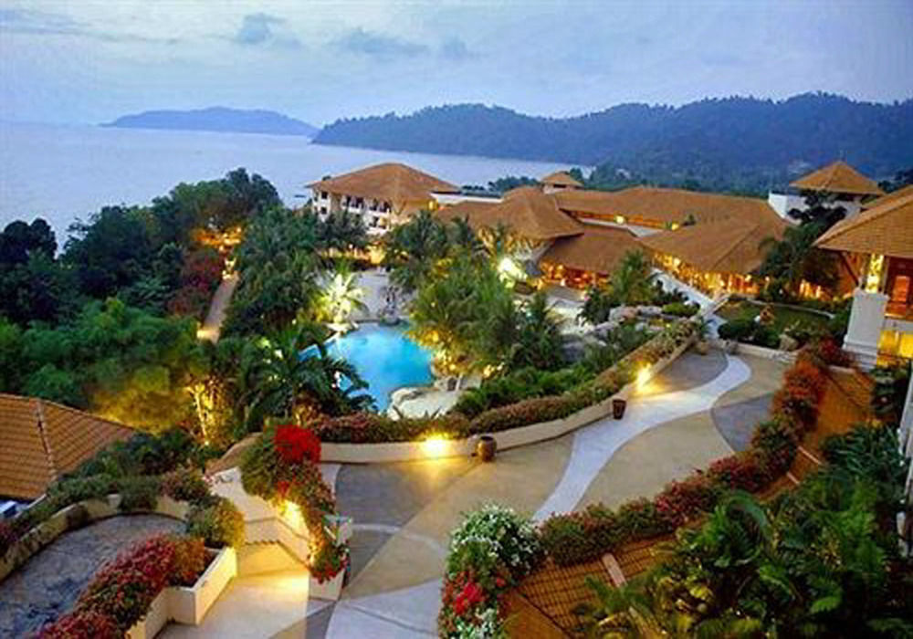 Отель Doubletree By Hilton Damai Laut Лумут Экстерьер фото